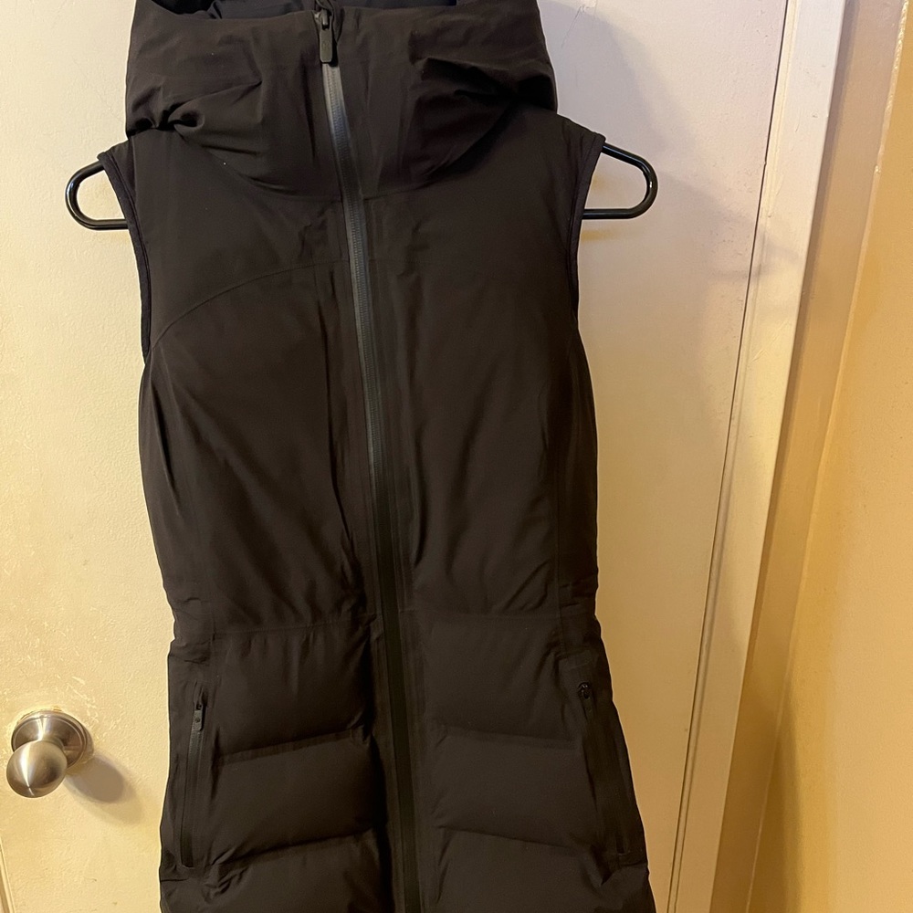Lululemon very warm black puff vest with hoodie